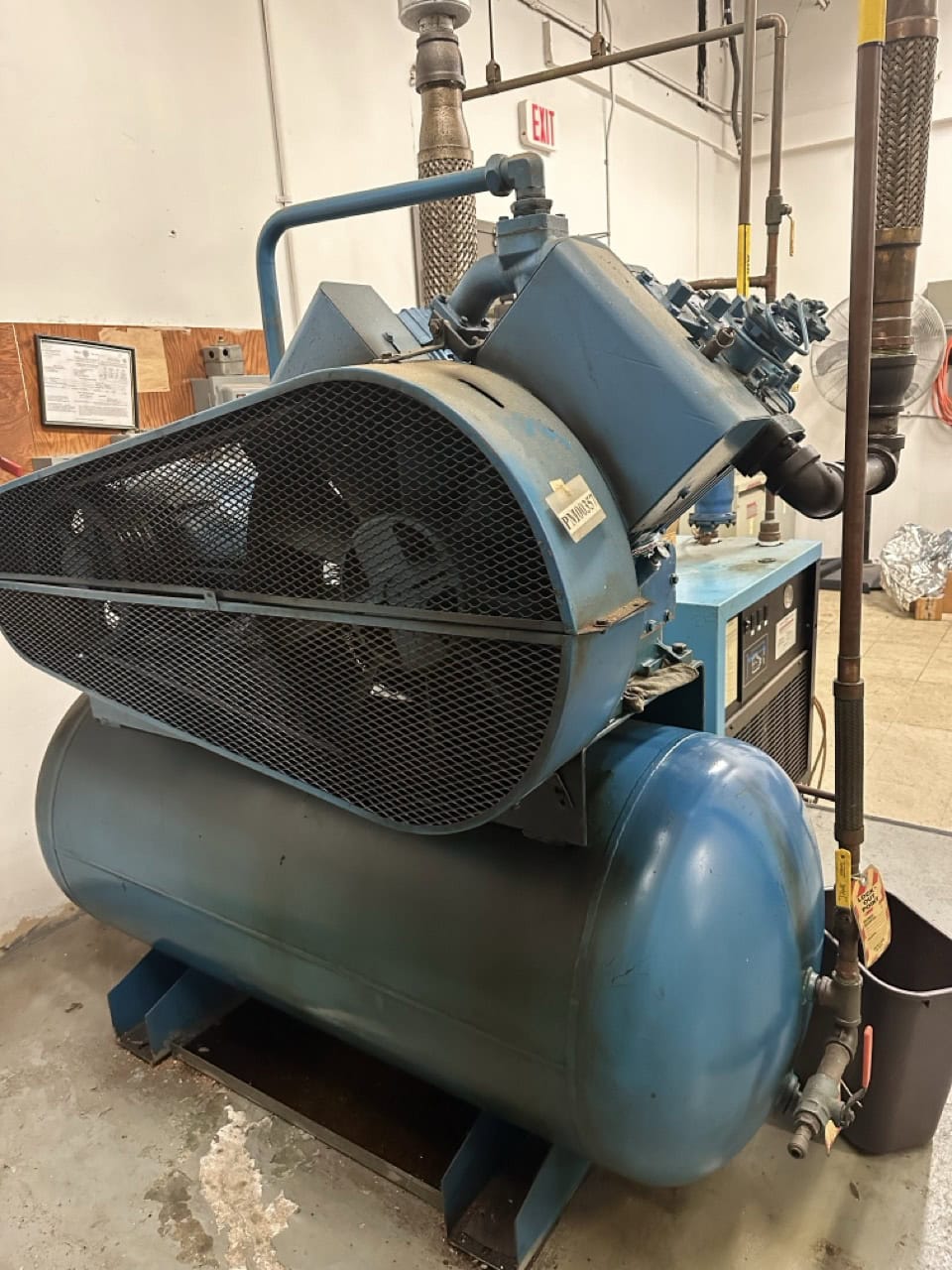 25 HP Quincy Air Compressor With Hankison International PS150 Air Dryer