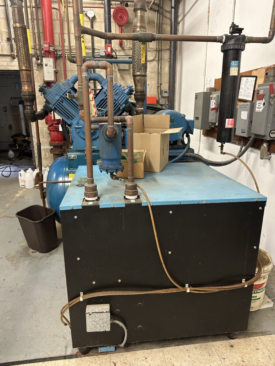 25 HP Quincy Air Compressor With Hankison International PS150 Air Dryer
