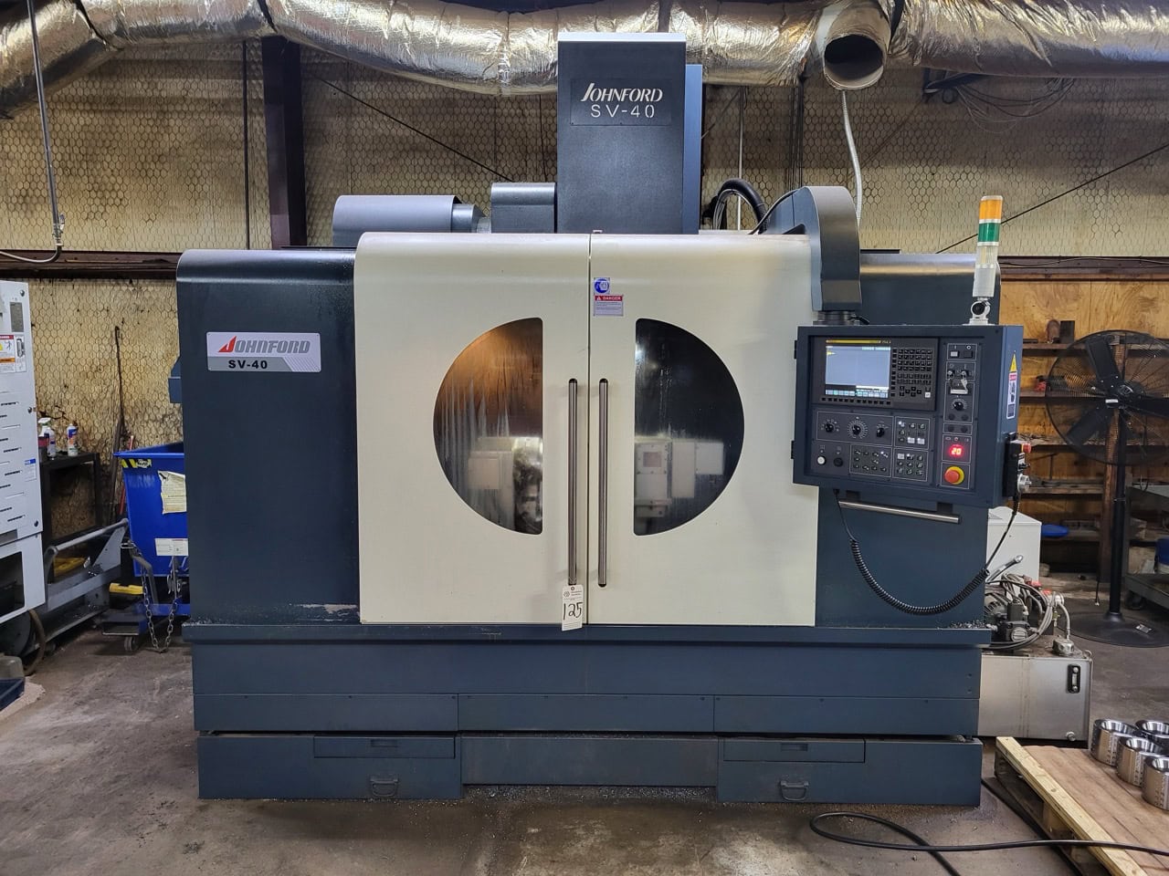 JOHNFORD SV-40 VMC, 2020 - With 4th/5th axis, Chip Conveyor - Image 2