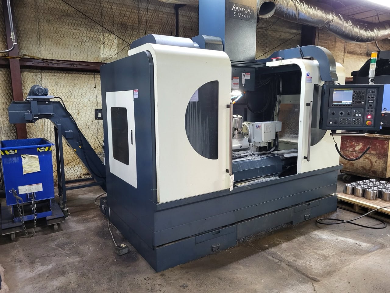 JOHNFORD SV-40 VMC, 2020 - With 4th/5th axis, Chip Conveyor - Image 4