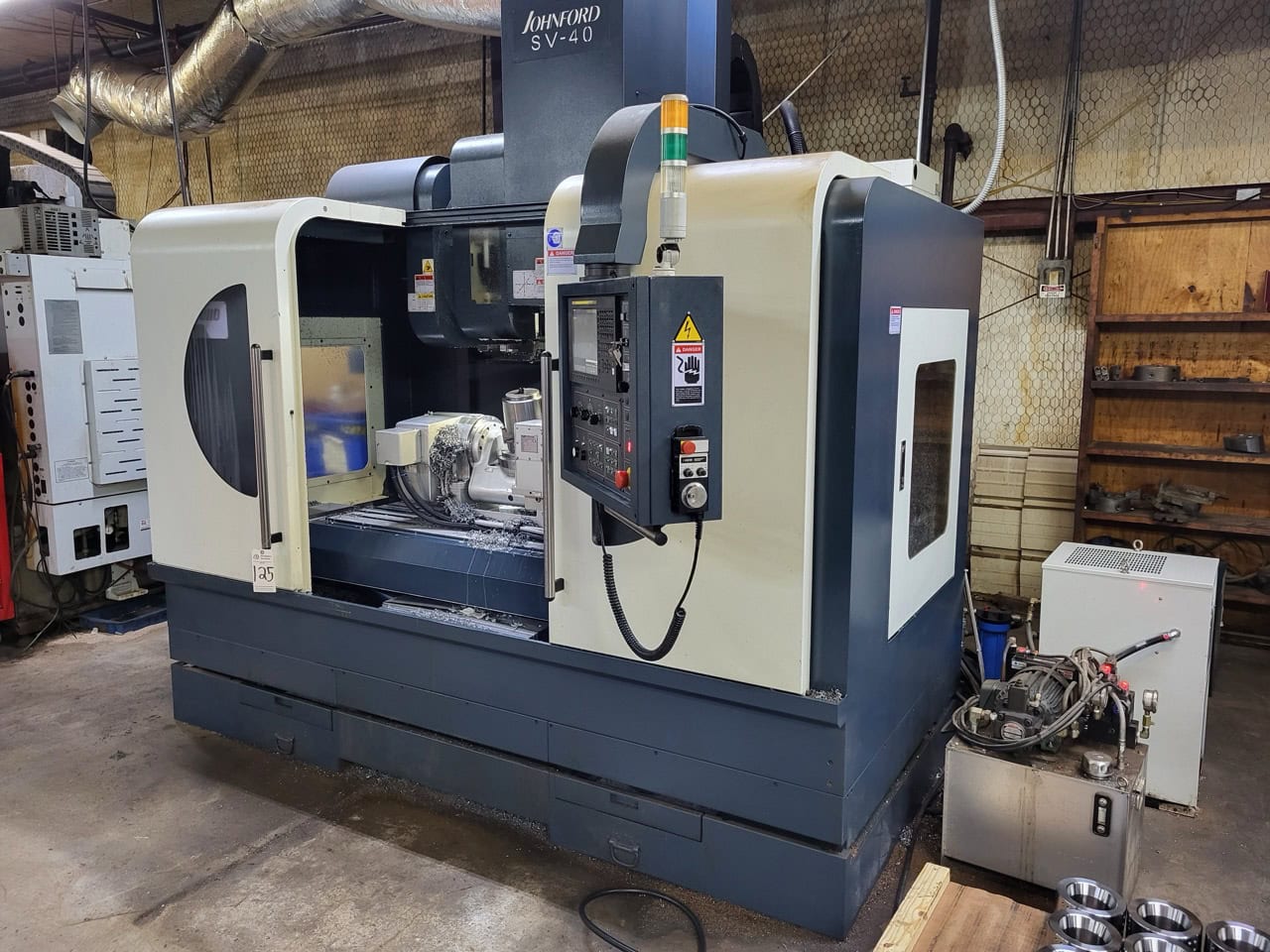 JOHNFORD SV-40 VMC, 2020 - With 4th/5th axis, Chip Conveyor - Image 6