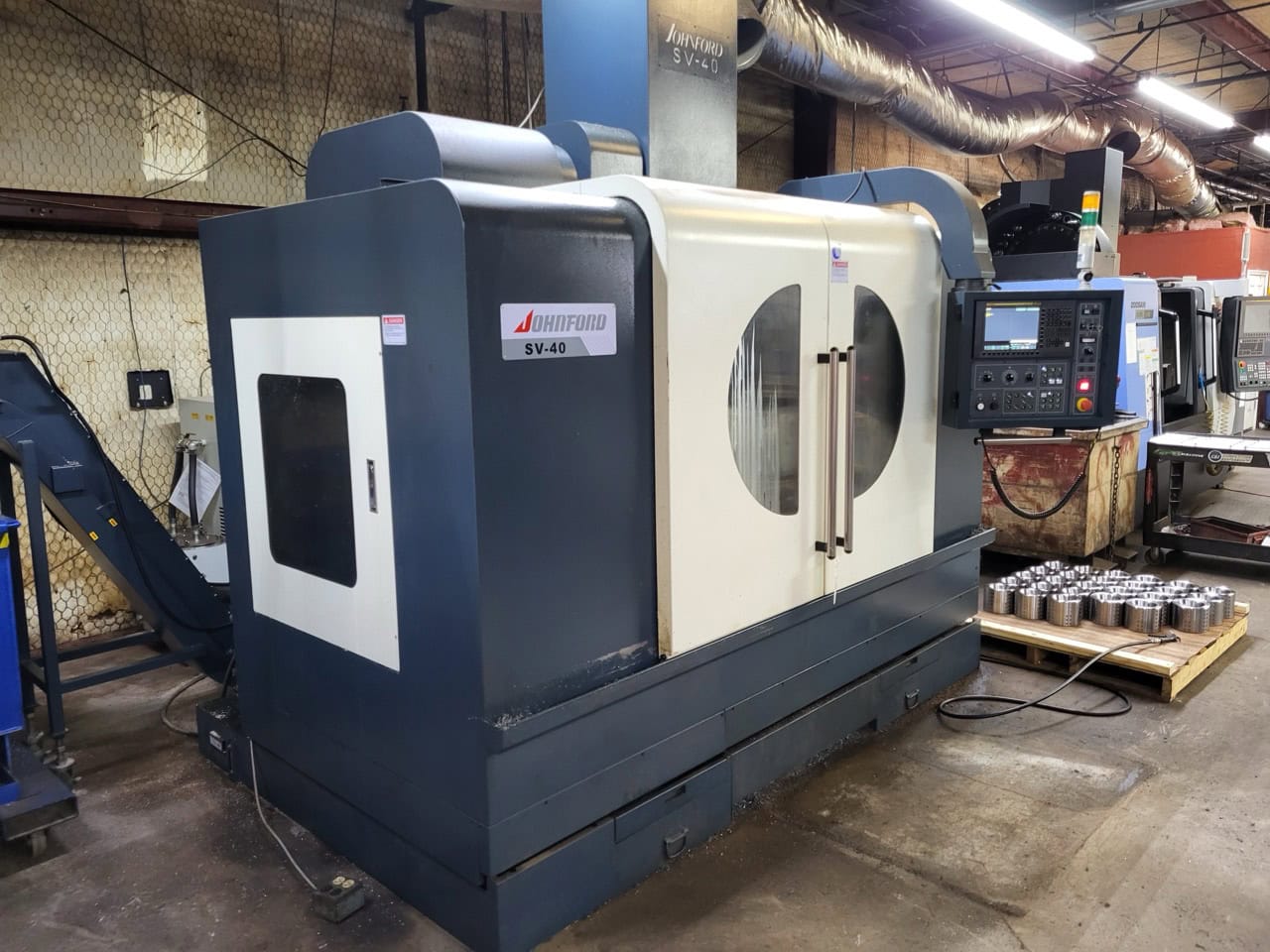 JOHNFORD SV-40 VMC, 2020 - With 4th/5th axis, Chip Conveyor - Image 7