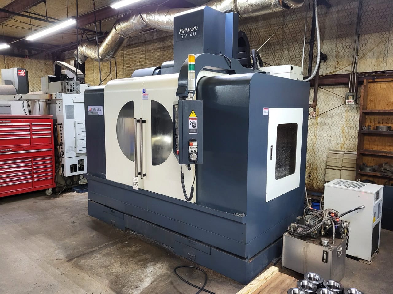 JOHNFORD SV-40 VMC, 2020 - With 4th/5th axis, Chip Conveyor - Image 8