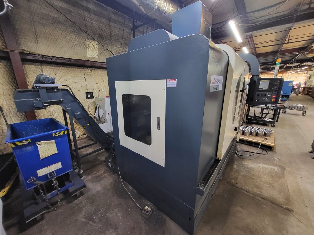JOHNFORD SV-40 VMC, 2020 - With 4th/5th axis, Chip Conveyor - Image 10