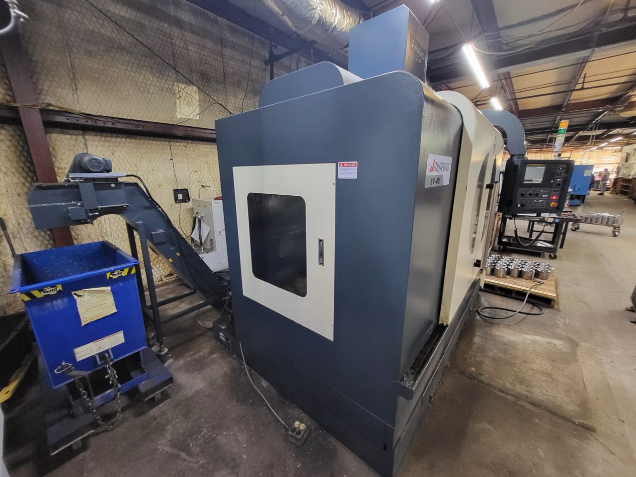 JOHNFORD SV-40 VMC, 2020 - With 4th/5th axis, Chip Conveyor - Image 9