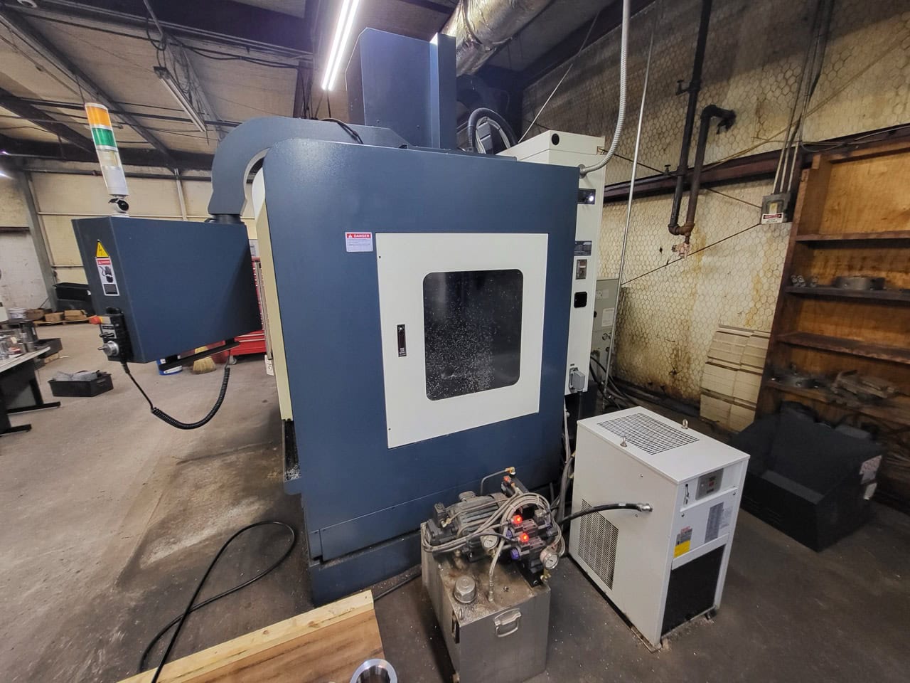 JOHNFORD SV-40 VMC, 2020 - With 4th/5th axis, Chip Conveyor - Image 11