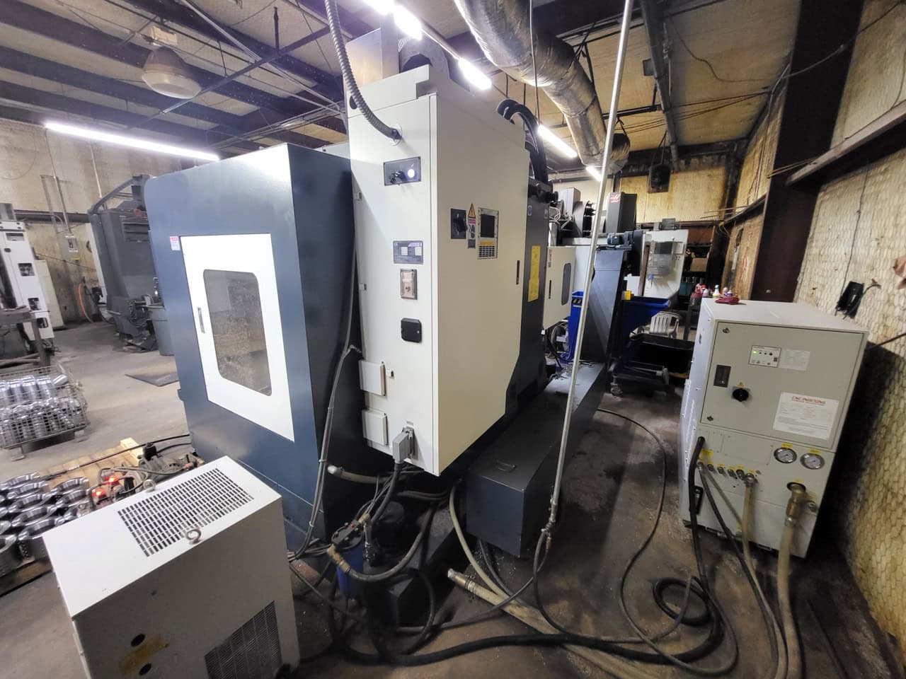 JOHNFORD SV-40 VMC, 2020 - With 4th/5th axis, Chip Conveyor - Image 12