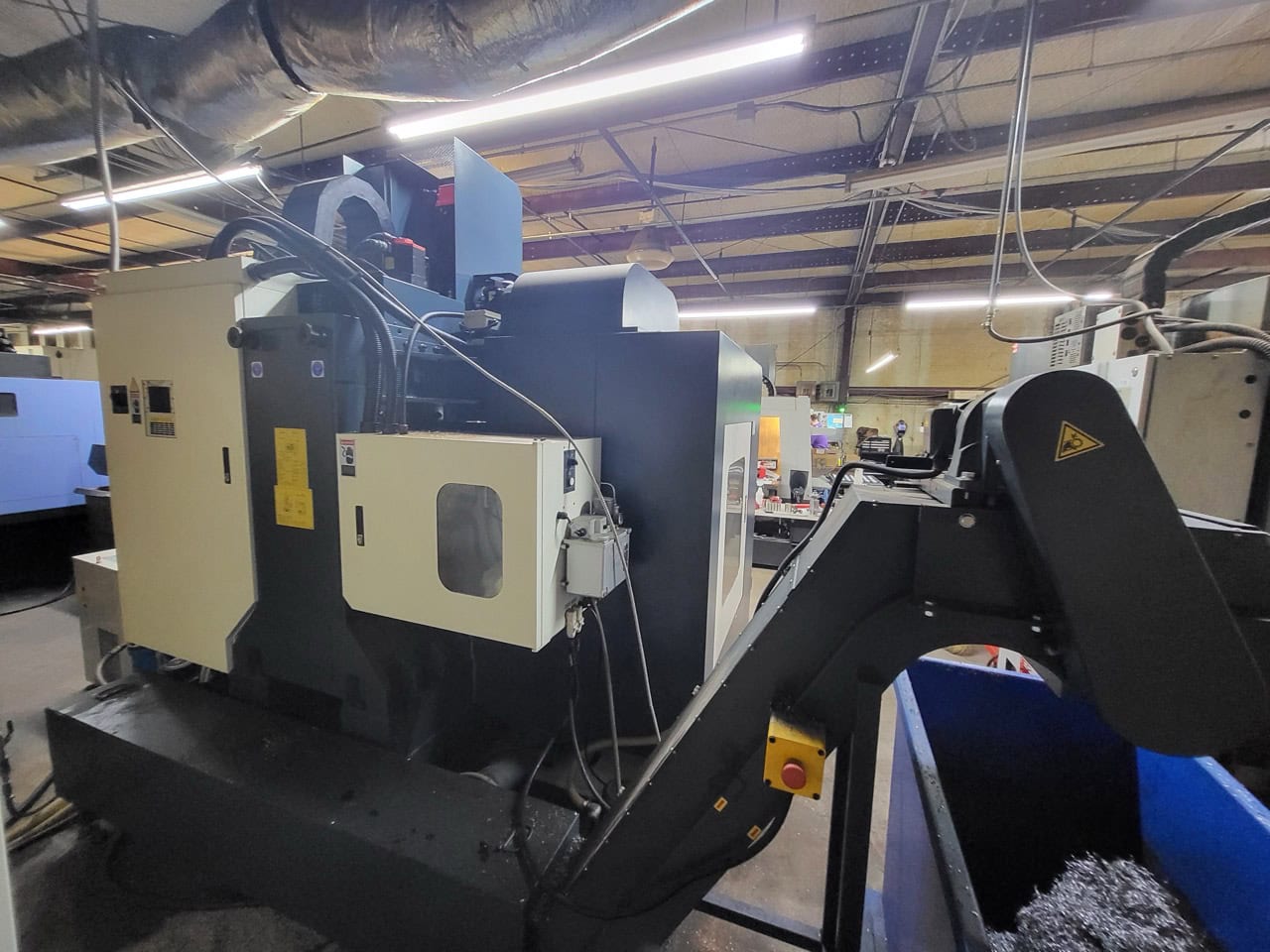 JOHNFORD SV-40 VMC, 2020 - With 4th/5th axis, Chip Conveyor - Image 13
