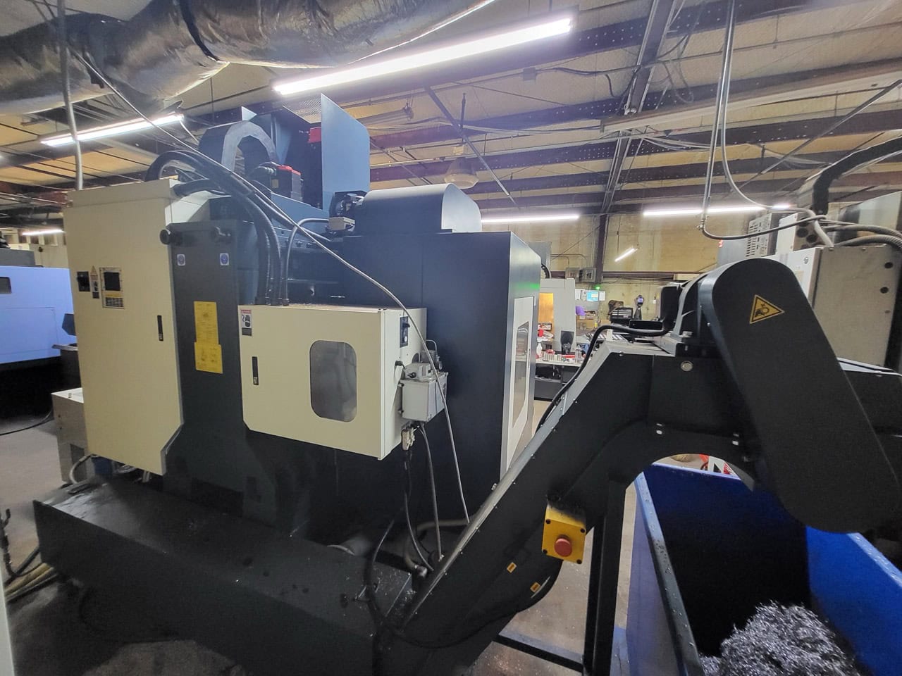 JOHNFORD SV-40 VMC, 2020 - With 4th/5th axis, Chip Conveyor - Image 14