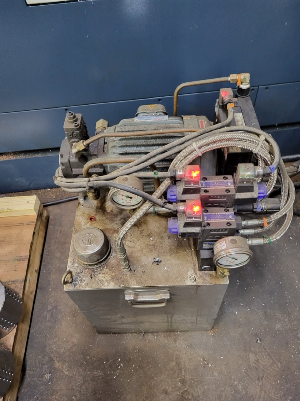 JOHNFORD SV-40 VMC, 2020 - With 4th/5th axis, Chip Conveyor - Image 15