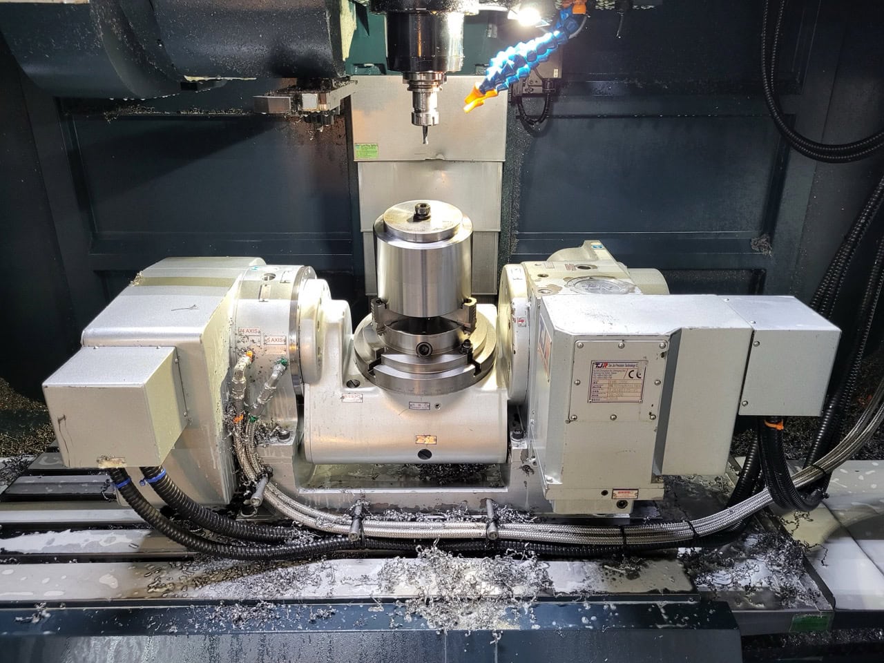 JOHNFORD SV-40 VMC, 2020 - With 4th/5th axis, Chip Conveyor - Image 26