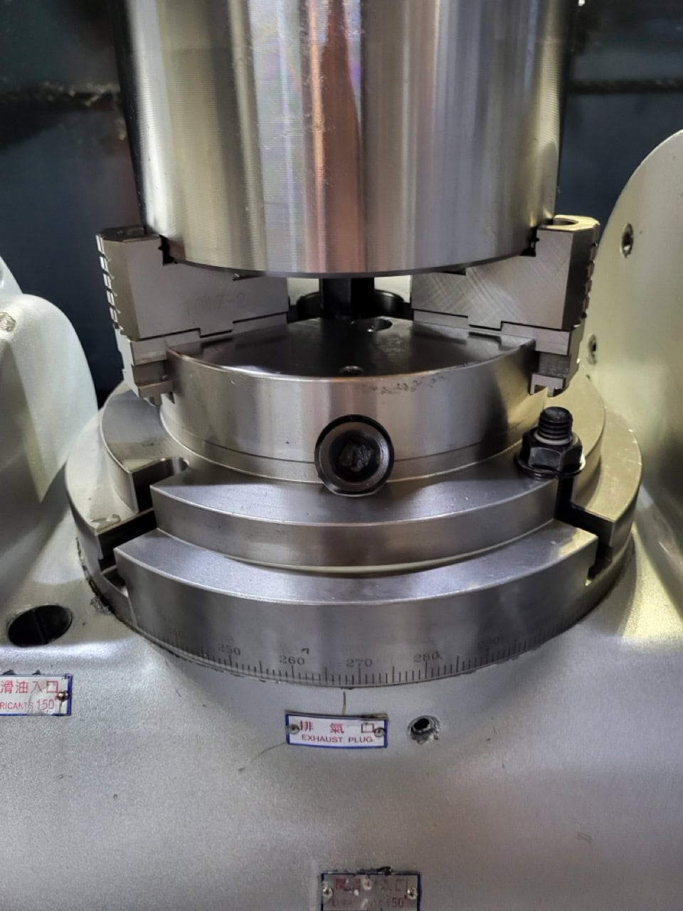 JOHNFORD SV-40 VMC, 2020 - With 4th/5th axis, Chip Conveyor - Image 27