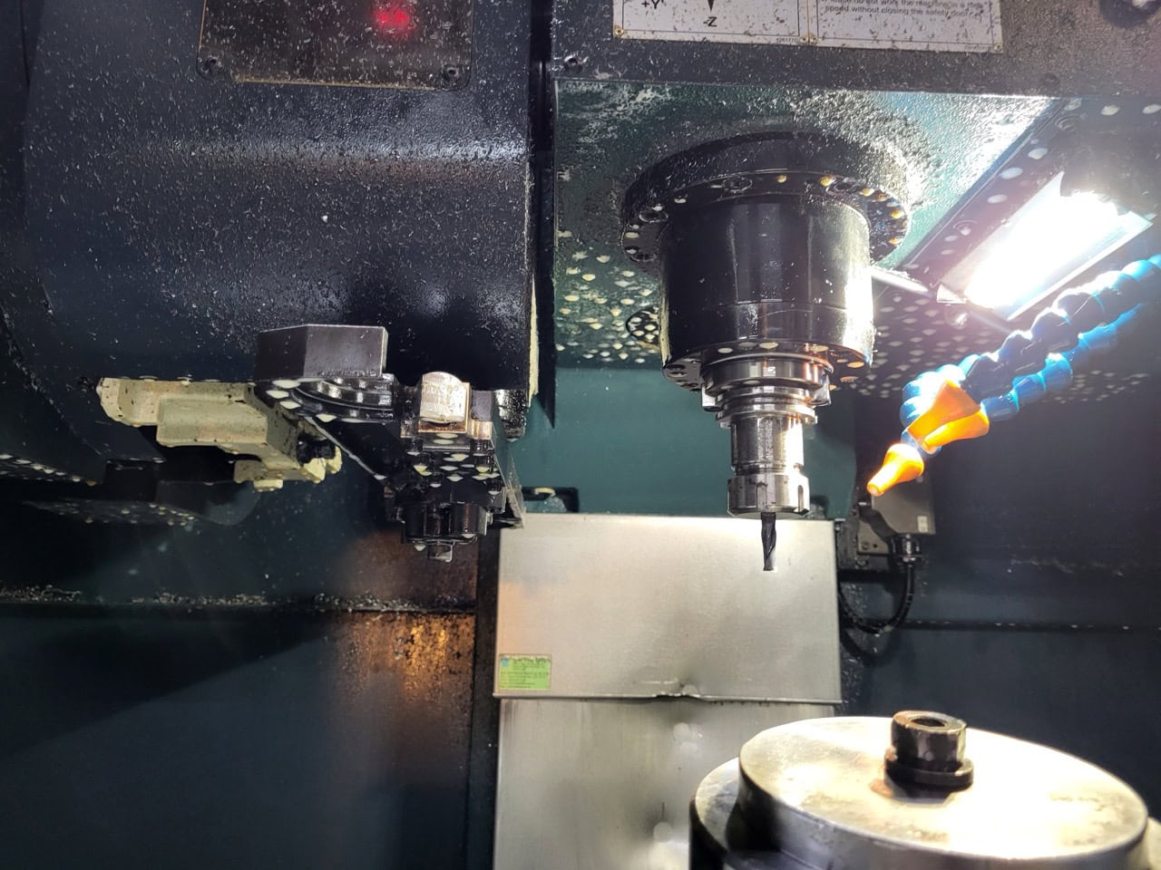 JOHNFORD SV-40 VMC, 2020 - With 4th/5th axis, Chip Conveyor - Image 30