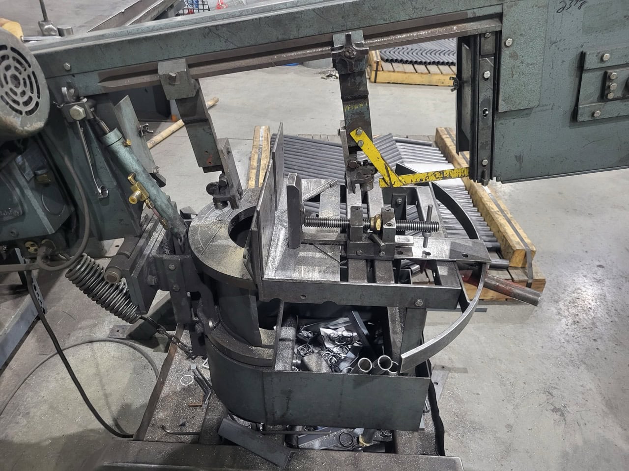 10" Ellis 1800 Mitre Horizontal Bandsaw - Image 3
