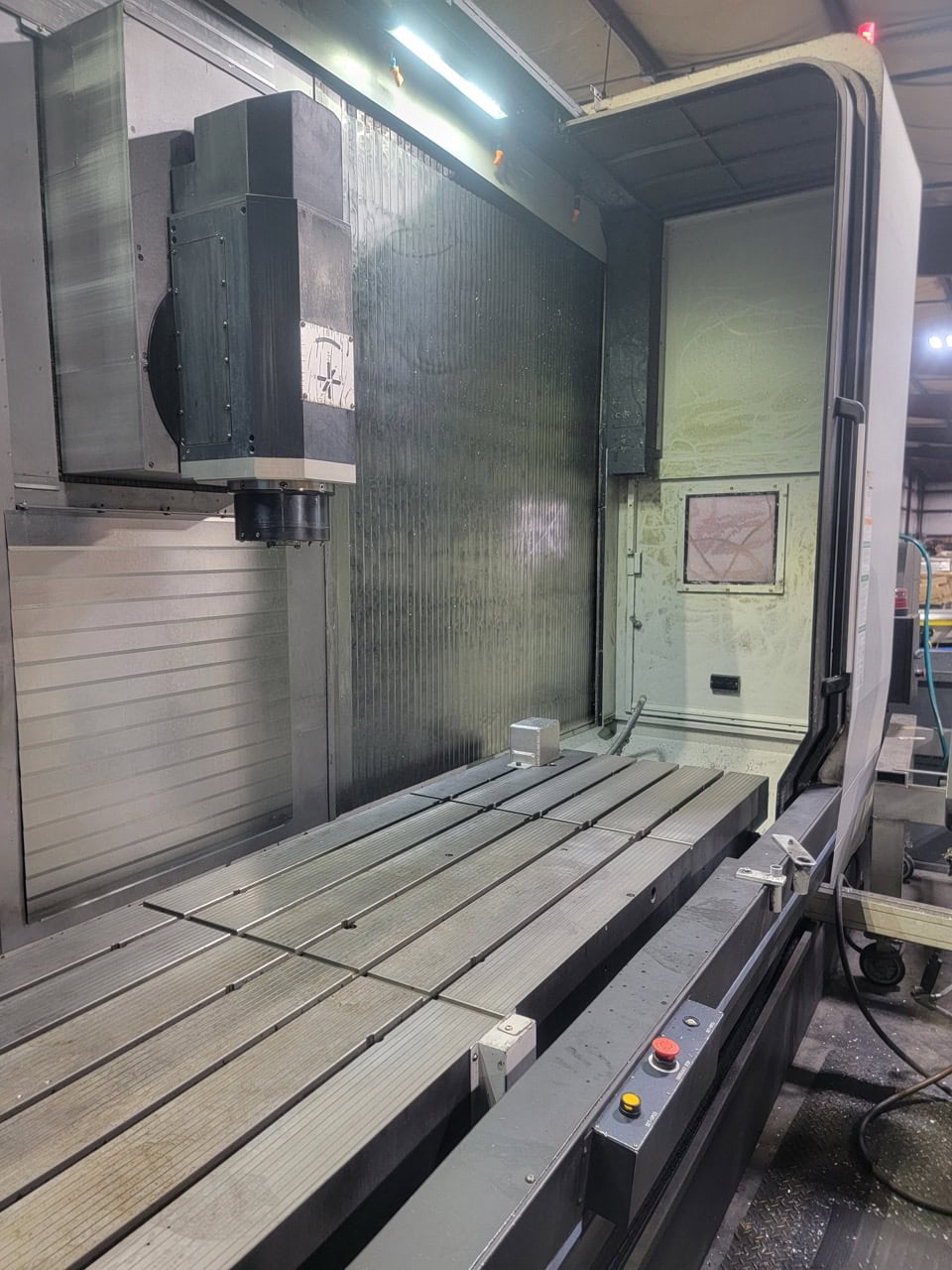 Doosan VCF 850LSR 4 Axis VMC, 2019 - Tilting B-Axis, Renishaw Probe, Tool-Setter, LNS Conveyor - Image 3