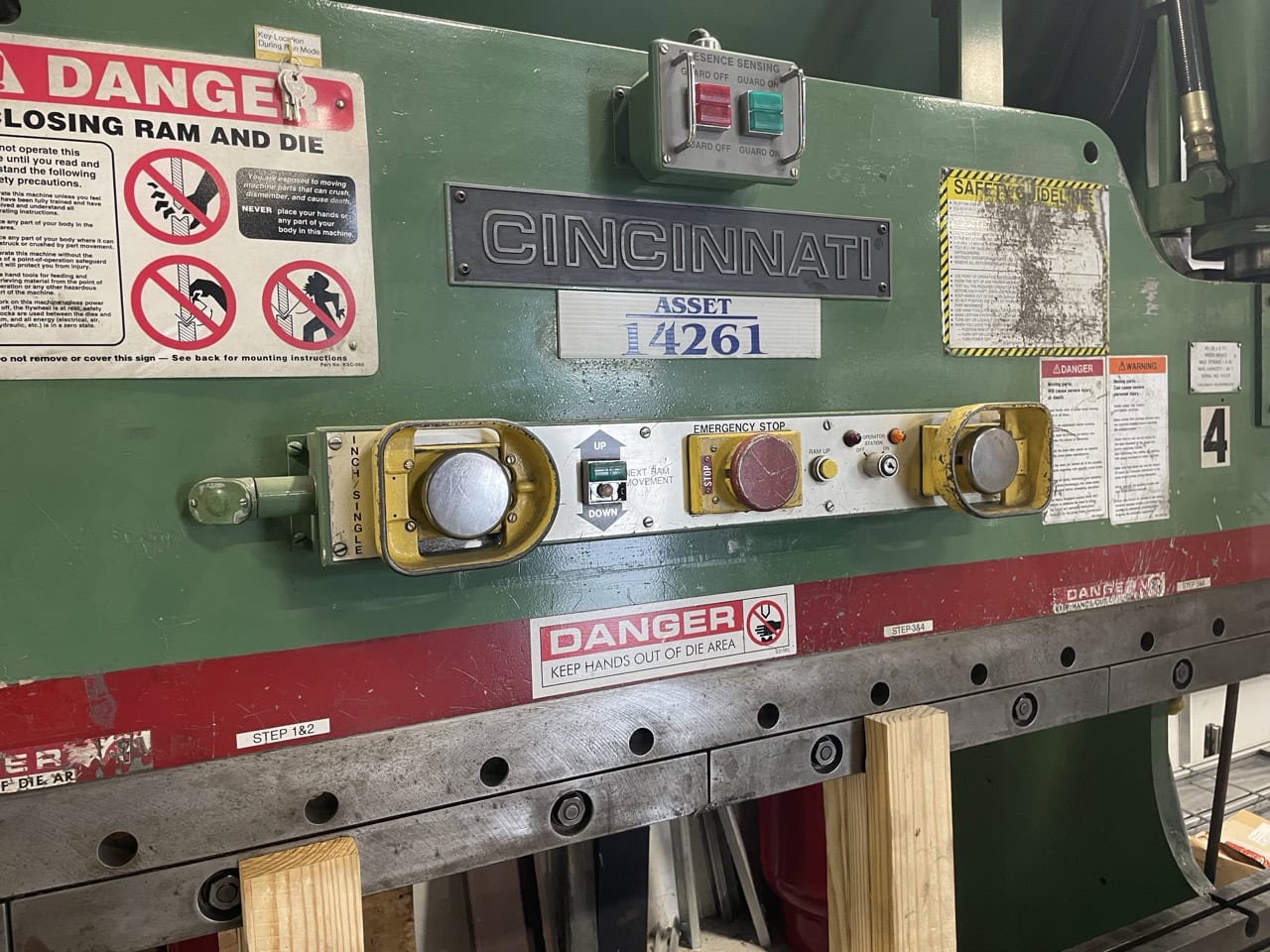 90 Ton x 6' Cincinnati 90CB6 Hydraulic Press Brake, 1996 - Image 7