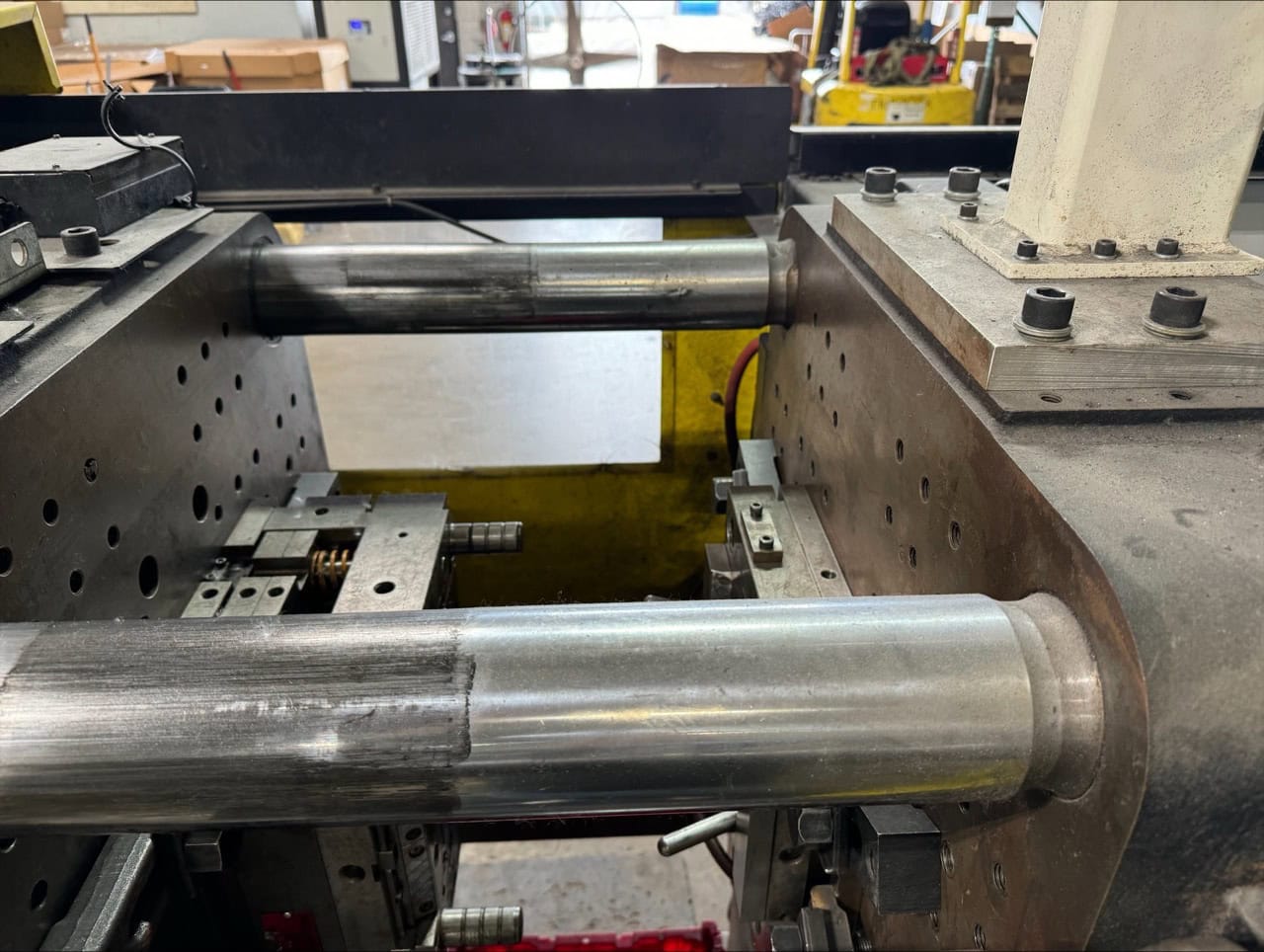 165 Ton 8oz Cincinnati Roboshot Milacron, 2000 - 29.5" x 29.5" Platen - Image 9