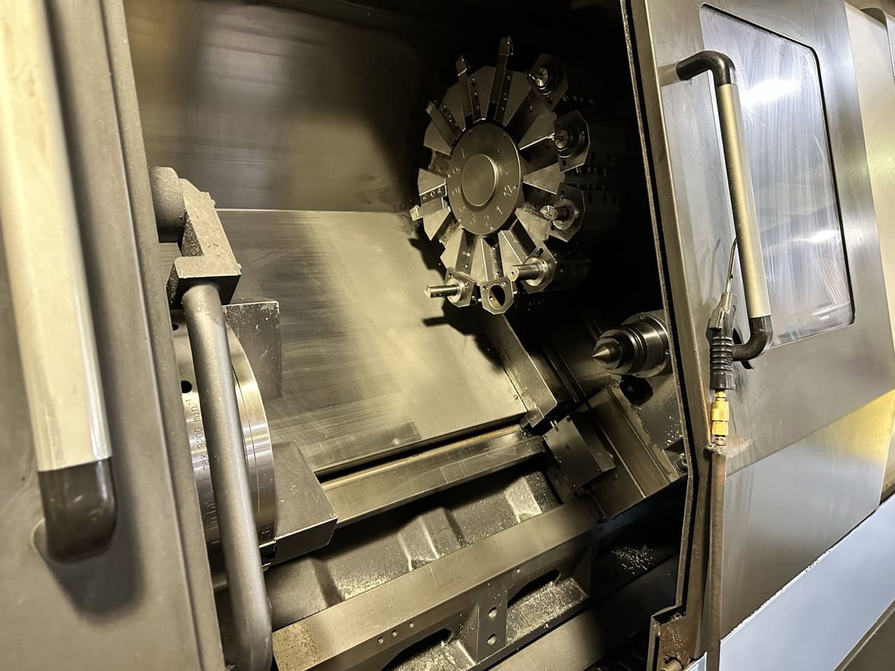Doosan Puma 400C CNC Lathe, 2010 - 6.5" Big Bore, Tailstock, 16" Chuck - Image 2