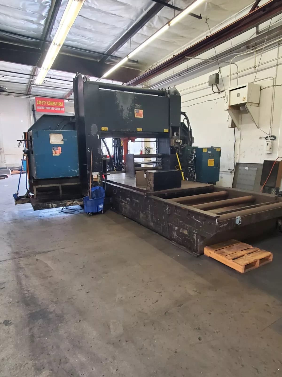 40" x 63" HEM DC-4063 Dual Column Semi Automatic Horizontal Bandsaw, 1996