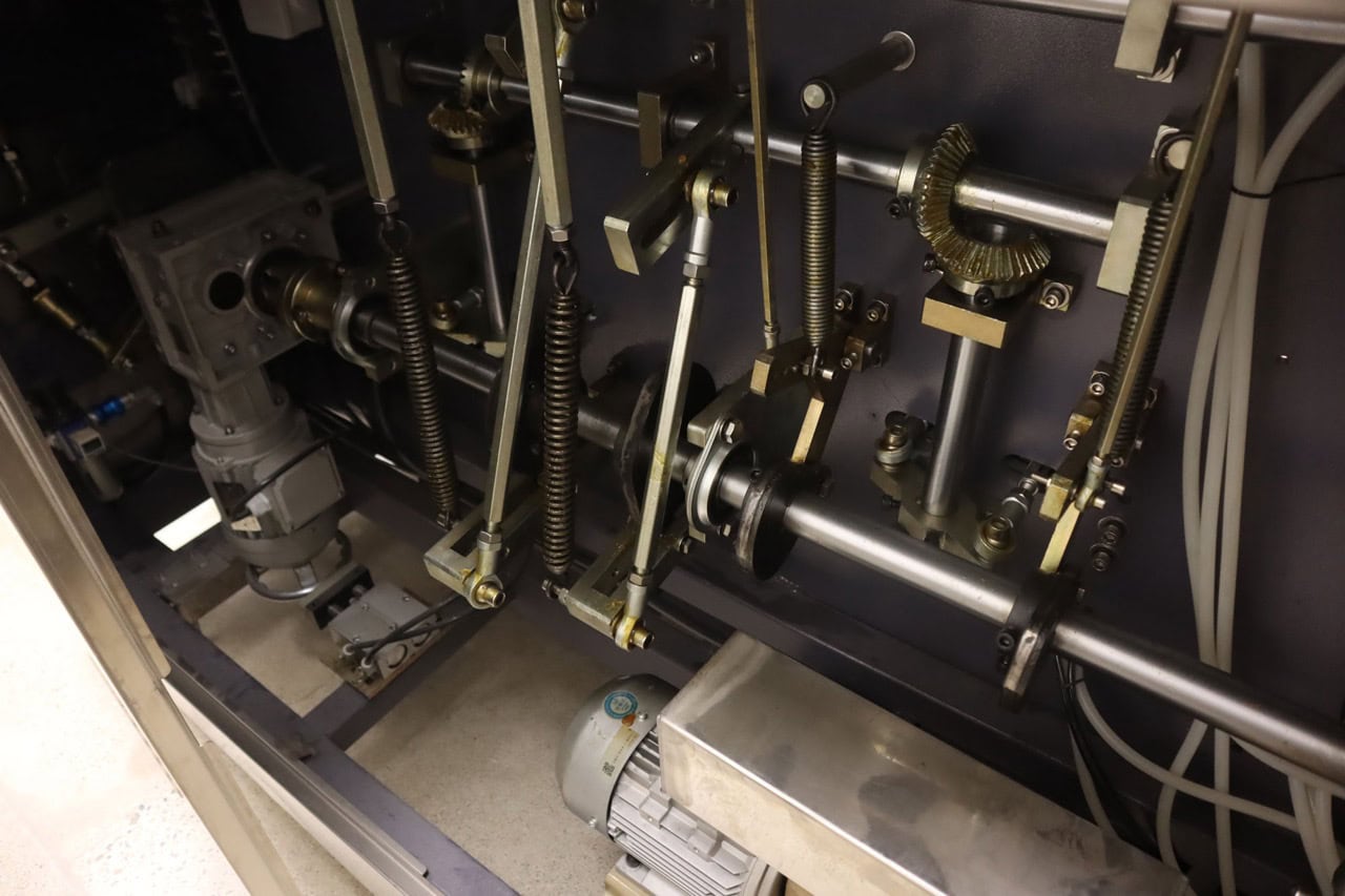 Dession DS-420ZY Doy Pouch Filling Machine with Auger Filler and Conveyor, 2021 - Image 4