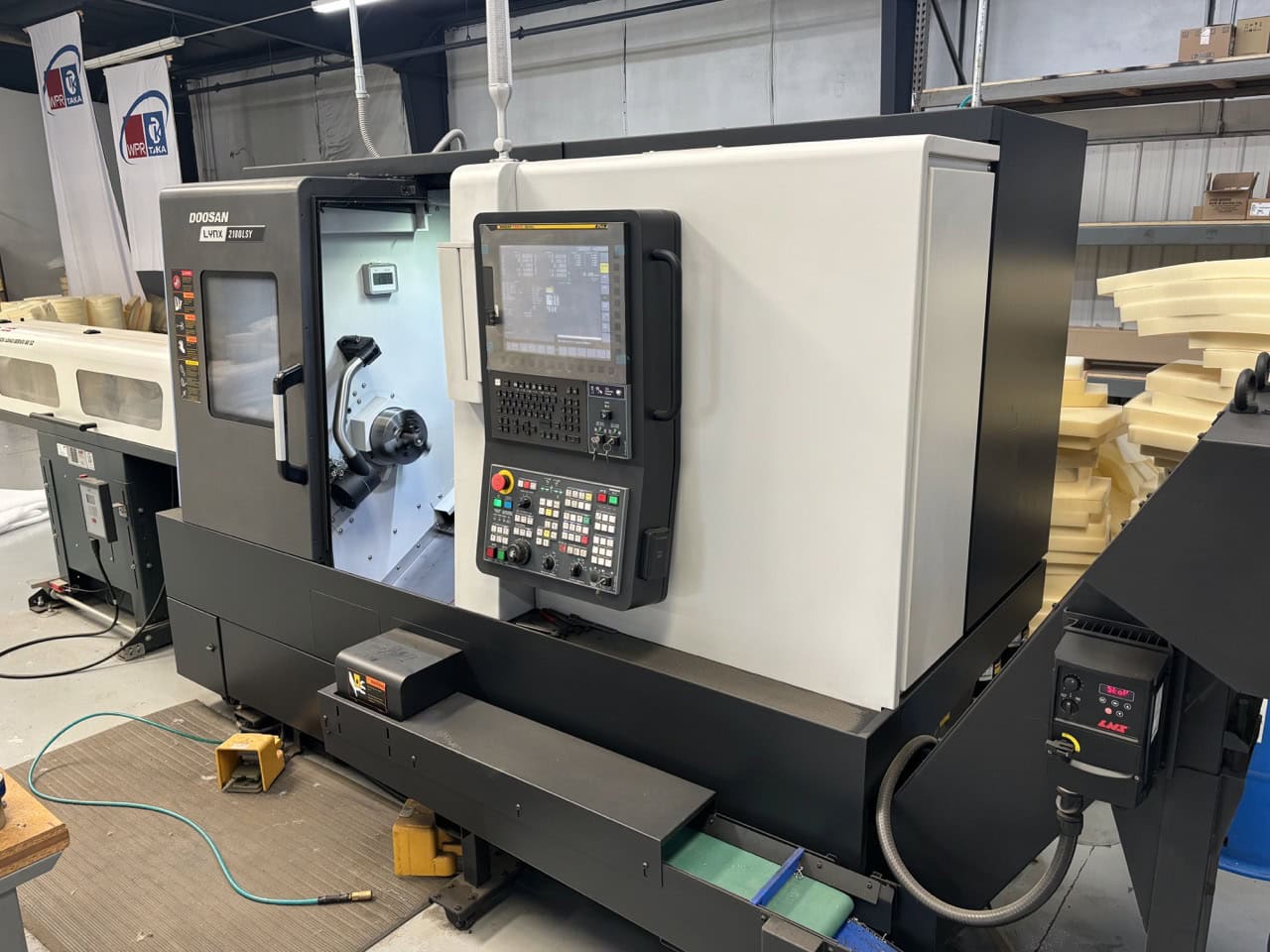 Doosan Lynx 2100 LSYA CNC Lathe, 2021 -LNS Barfeed, Y-axis, C-Axis Sub-Spindle - Image 8