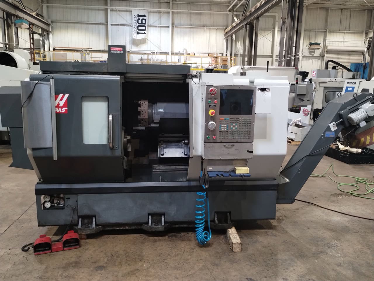 Haas ST-20 CNC Lathe, 2014 - Chip Conveyor, 8" Chuck, Light Curtains, Tailstock