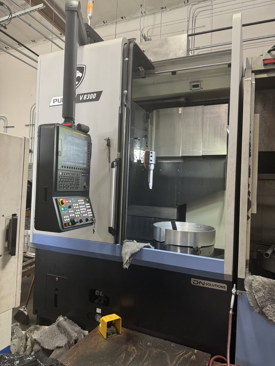 Doosan Puma V8300L VTL, 2023 - Chip Conveyor, Video Available