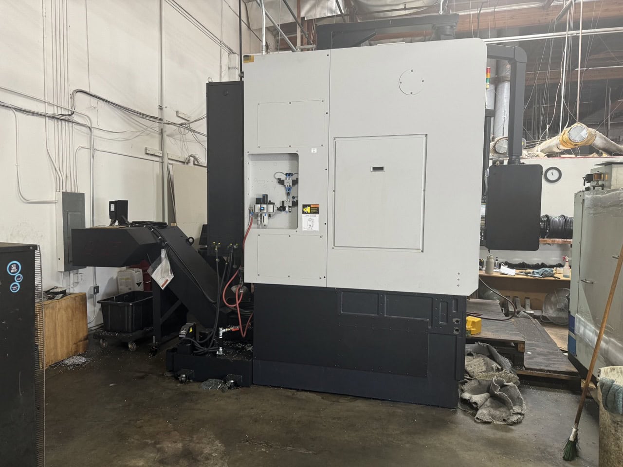 Doosan Puma V8300L VTL, 2023 - Chip Conveyor, Video Available - Image 3