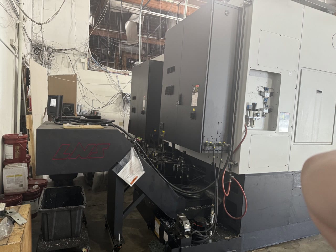 Doosan Puma V8300L VTL, 2023 - Chip Conveyor, Video Available - Image 4