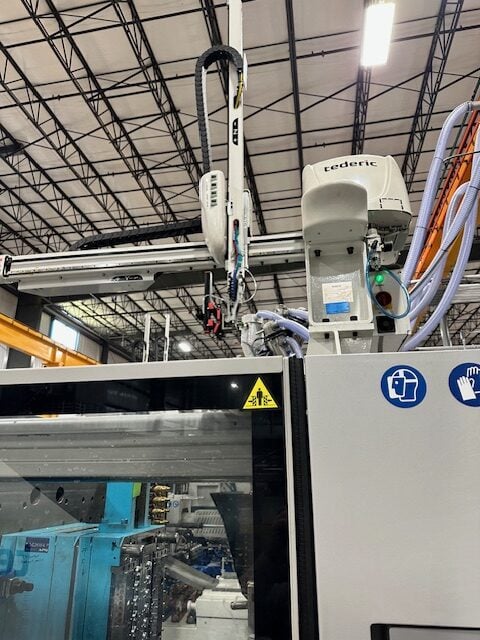537 Ton, 9.2 Oz Shot Size Tederic NEO E478-E500c Injection Molding Machine, 2022 - TEDERIC TLR-RSE-1200-1800 Series 3-AxisServo Injection Molding Robot, Conair Blender, and Conair Viper 813 Granulator - Image 4