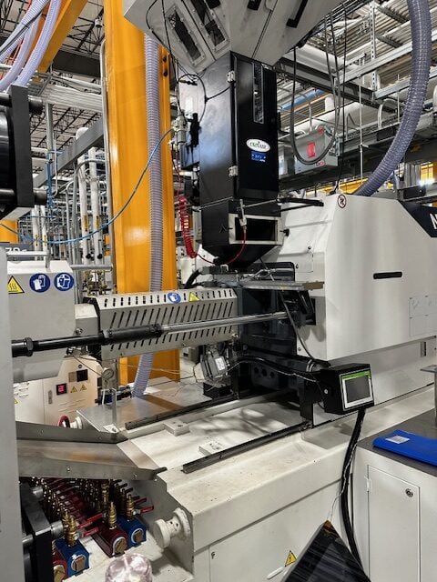 537 Ton, 9.2 Oz Shot Size Tederic NEO E478-E500c Injection Molding Machine, 2022 - TEDERIC TLR-RSE-1200-1800 Series 3-AxisServo Injection Molding Robot, Conair Blender, and Conair Viper 813 Granulator - Image 5