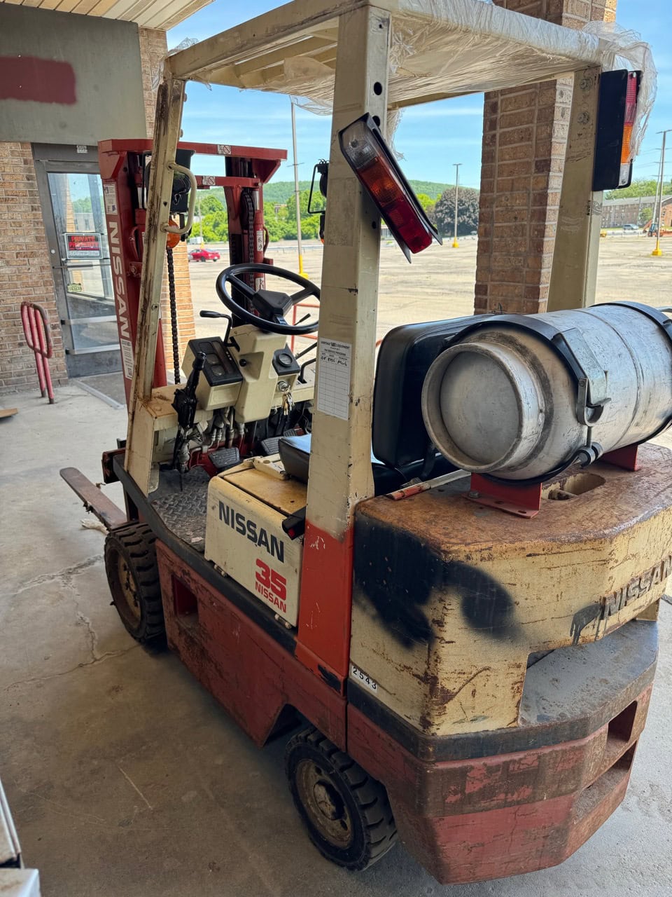 3,500 lbs. Nissan 35 Forklift - Image 3