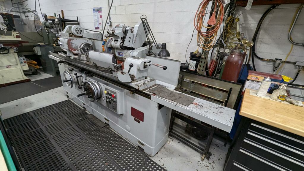 Toyoda GUP 32x100 Universal Grinder, 1981 - Spare Wheels, ID Attachment, Steady Rest Included