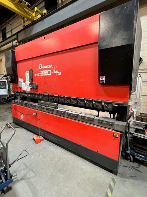 242 Ton Amada HFE-220/4 CNC Hydraulic Press Brake 2001 - Tooling Included - Image 2