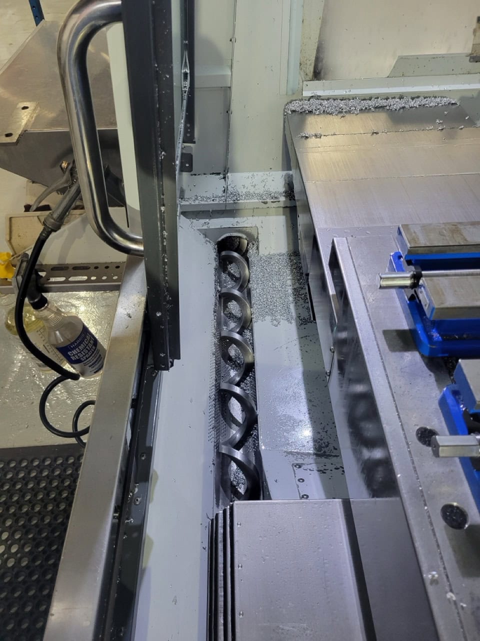 Haas VF-4SS CNC VMC 2016 - WIPS, TSC, Chip Conveyor - Image 11