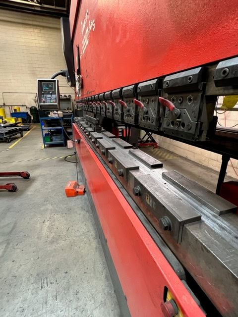 242 Ton Amada HFE-220/4 CNC Hydraulic Press Brake 2001 - Tooling Included - Image 3