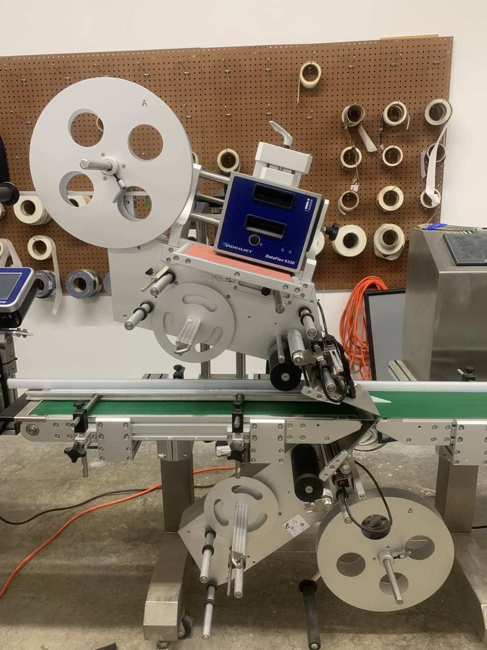 Pack Leader PL-501 Wrap Around Label Applicator and Pack Leader PL-221 Top and Bottom Label Applicator with (2) Videojet 6330 Thermal Printers and Straight Shooter Feeder R-12, 2022 - Image 4