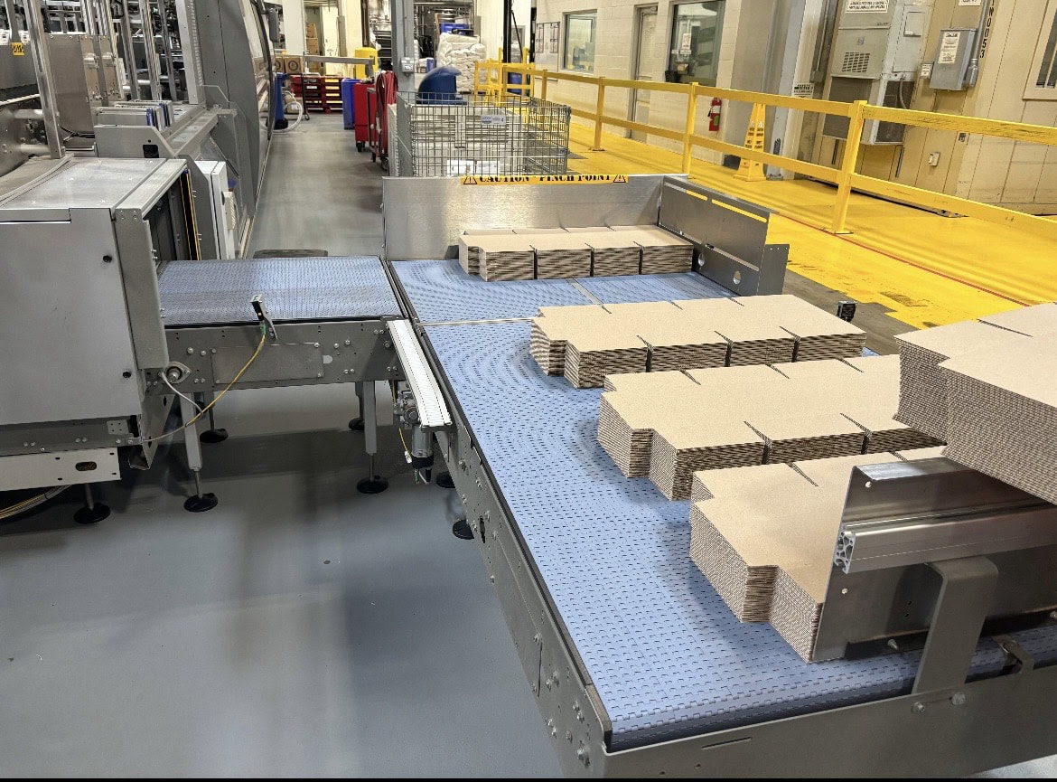 SMI WP 600 Ergon Wrap-Around Case Packer for Corrugated Cardboard Boxes with SMI DV 500 S Ergon Multilane Product Divider, 2020 - Image 8