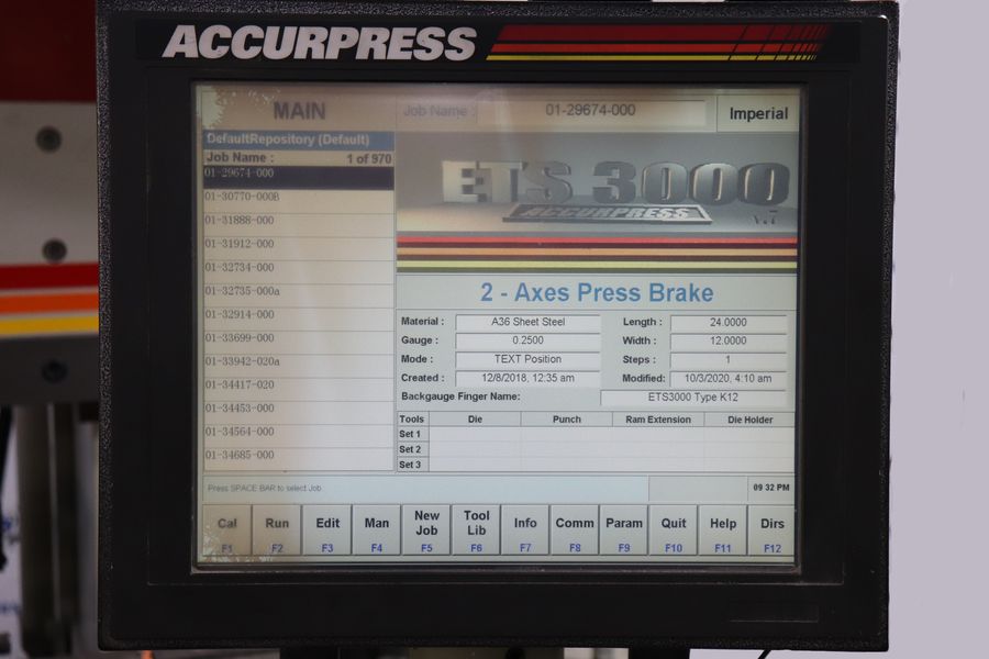 175 Ton x 12' Accurpress 717512 CNC Press Brake, 2002 - 2 axis back gauge - Image 2