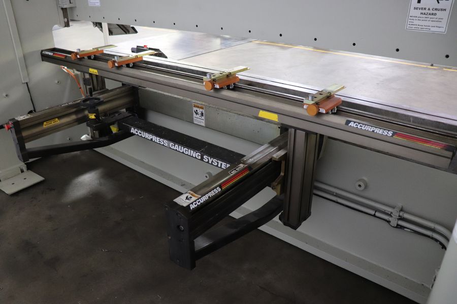 175 Ton x 12' Accurpress 717512 CNC Press Brake, 2002 - 2 axis back gauge - Image 7