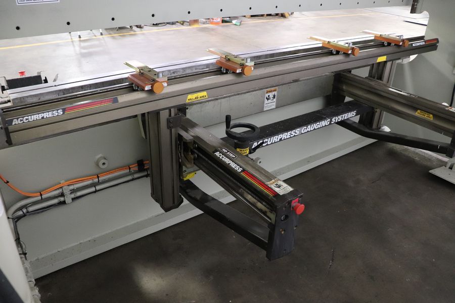 175 Ton x 12' Accurpress 717512 CNC Press Brake, 2002 - 2 axis back gauge - Image 8