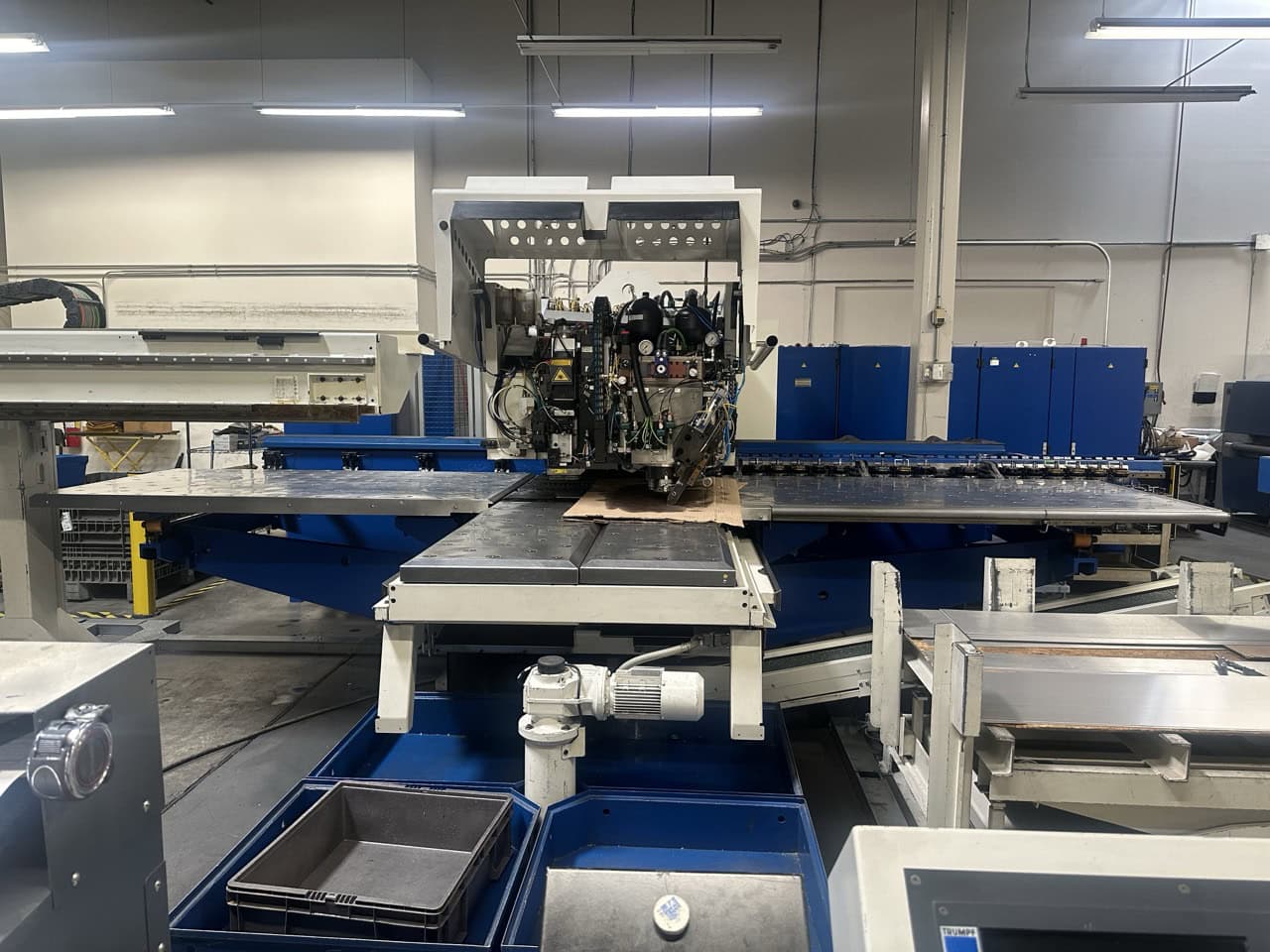 24 Ton Trumpf TruMatic 6000 Laser/Turret Combo, 2004 - 3200 Watts - Image 2