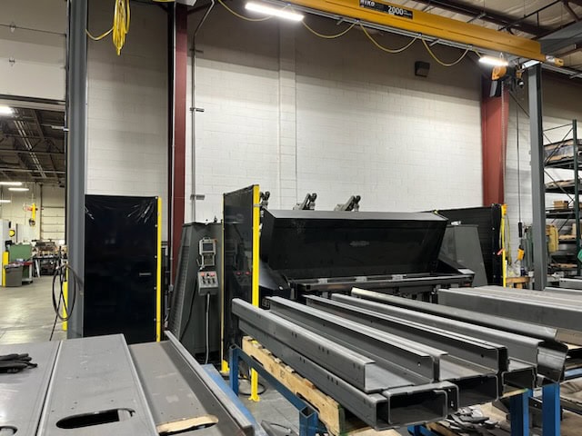 Yaskawa Motoman EA1400 Triple-Arm Robot Welding Cell, 2004 - 450 Amp Miller Auto Axcess 450 - Image 2