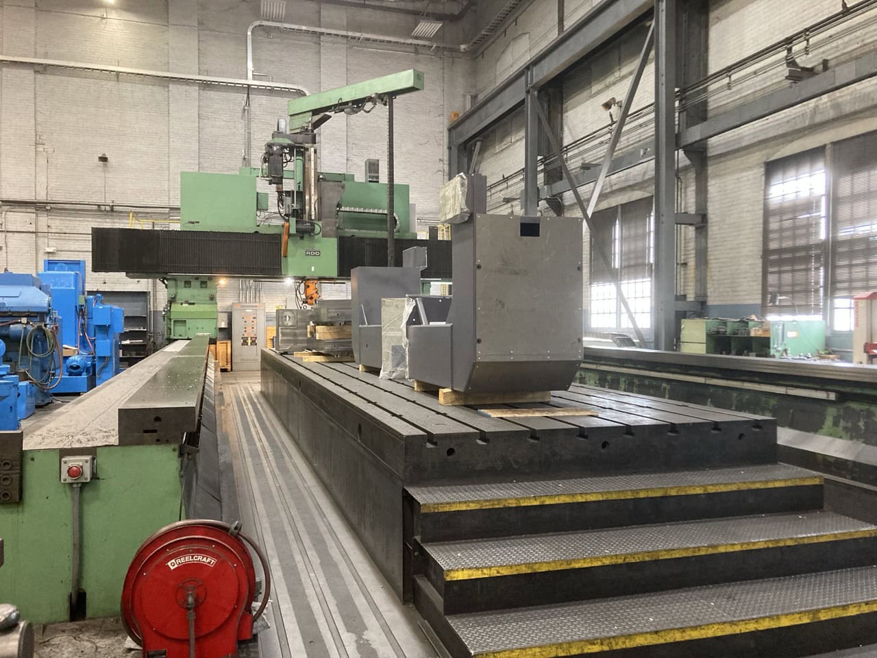 40' x 8' RD&D Model VTC 53/60 CNC Gantry Mill, 1990 - Universal Head, 80 HP, Cat 50, Fanuc Control - Image 2