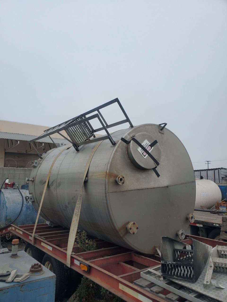 2,800 Gallon Stainless Steel Tank with Inside/Outside Access Ladder