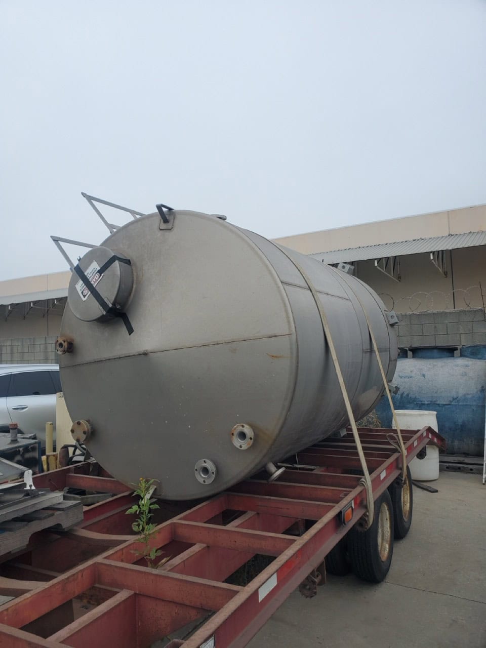 2,800 Gallon Stainless Steel Tank with Inside/Outside Access Ladder - Image 2