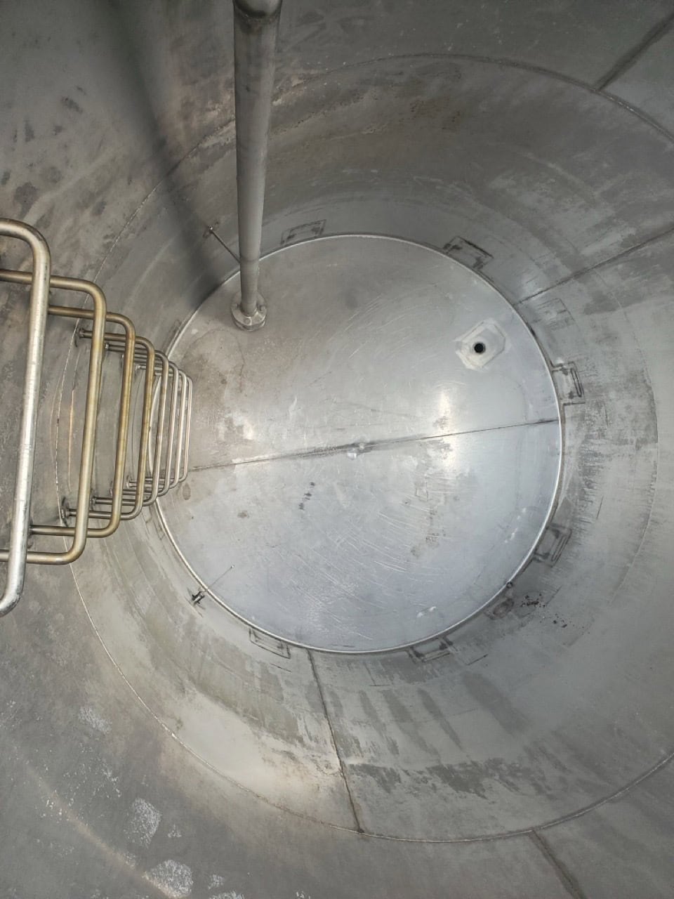 2,800 Gallon Stainless Steel Tank with Inside/Outside Access Ladder - Image 5