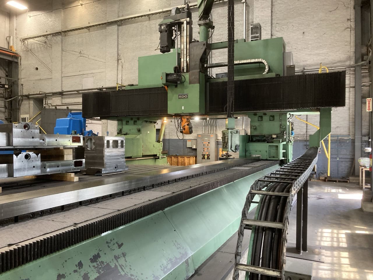 40' x 8' RD&D Model VTC 53/60 CNC Gantry Mill, 1990 - Universal Head, 80 HP, Cat 50, Fanuc Control - Image 3