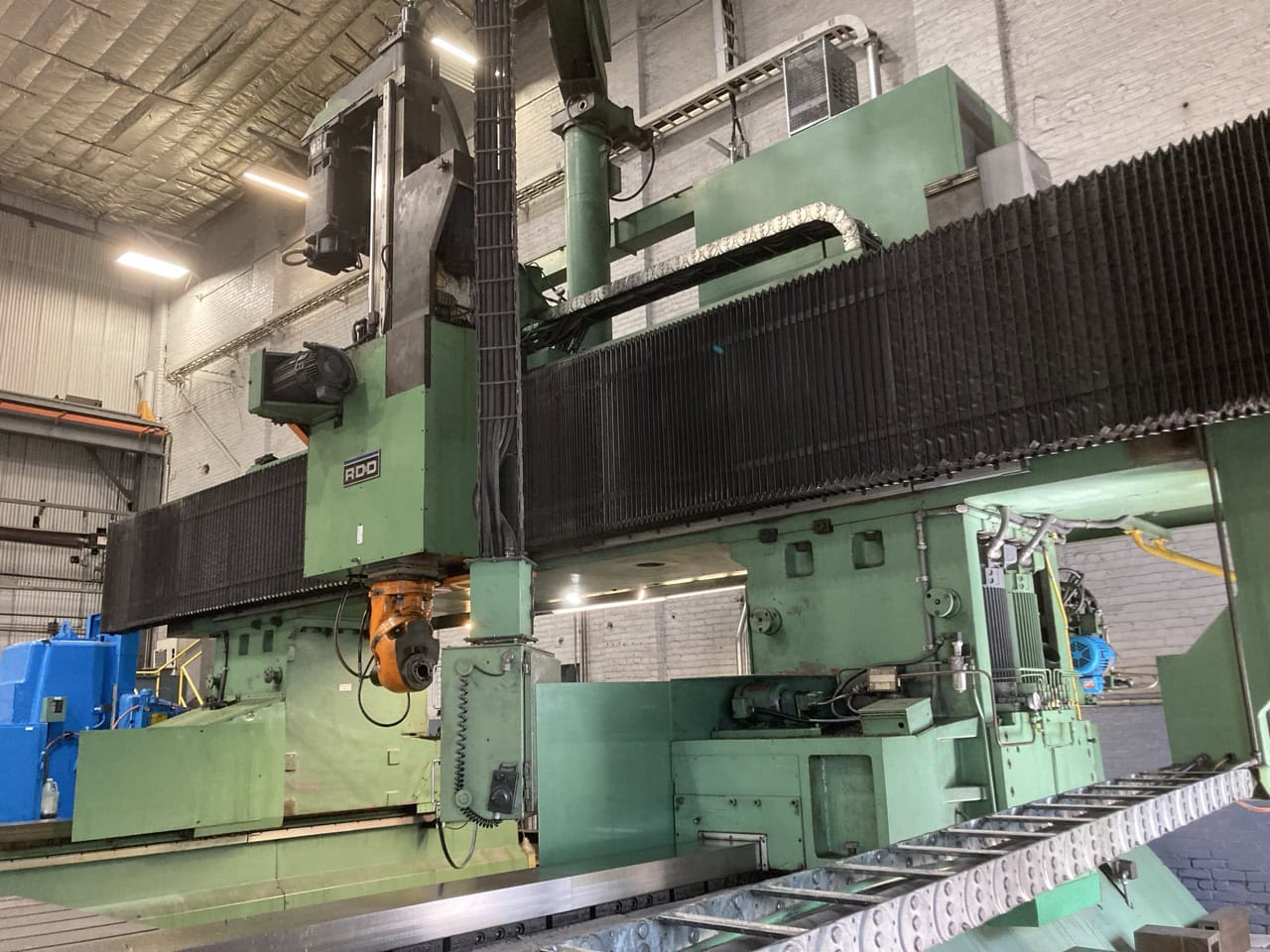 40' x 8' RD&D Model VTC 53/60 CNC Gantry Mill, 1990 - Universal Head, 80 HP, Cat 50, Fanuc Control - Image 4