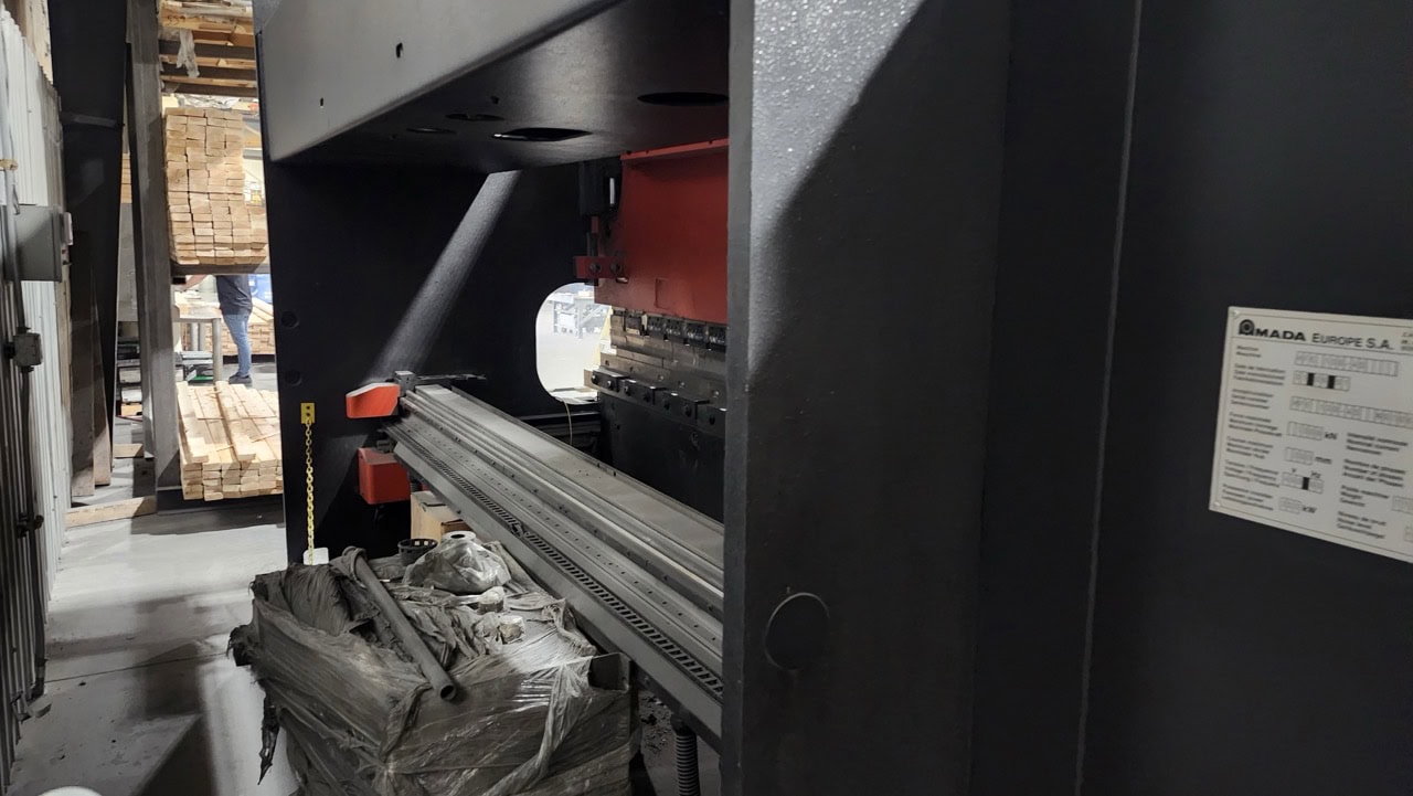 144 Ton x 14' Amada HFE 130-4S Hydraulic Press Brake, 2001 - Light Curtains - Image 5